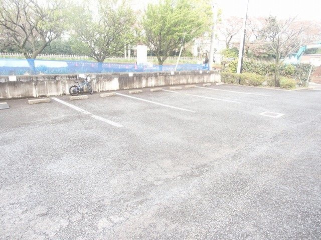 ★敷地内駐車場★（空き状況・使用料等詳細はご確認下さい）