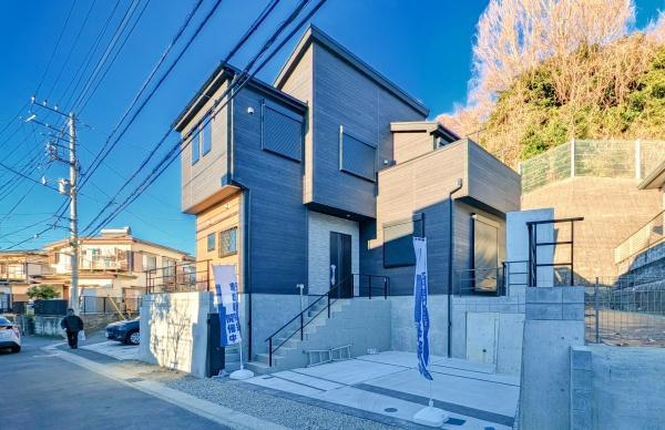 横浜市栄区飯島町の新築一戸建の外観|周辺は落ち着いた街並み。
是非一度、現地へお越しください。
