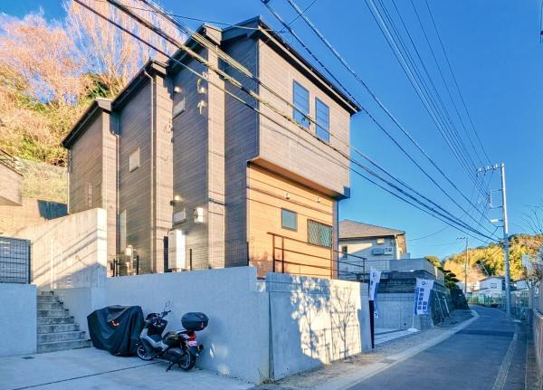 横浜市栄区飯島町の新築一戸建の前面道路含む現地写真|周辺は落ち着いた街並みになります。
子育てにはぴったりの住環境♪