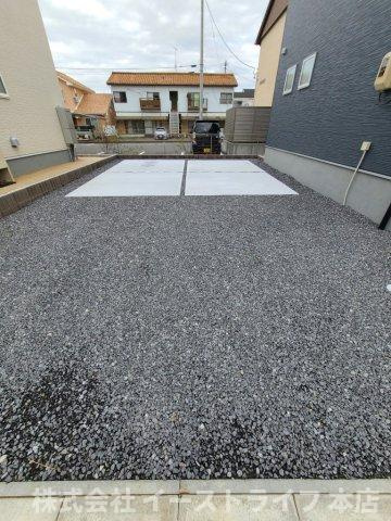 【新築戸建】　錦町江栗馬場第1の駐車場|同社施工写真　舗装されたカースペースです。4台駐車可能です（車種による）