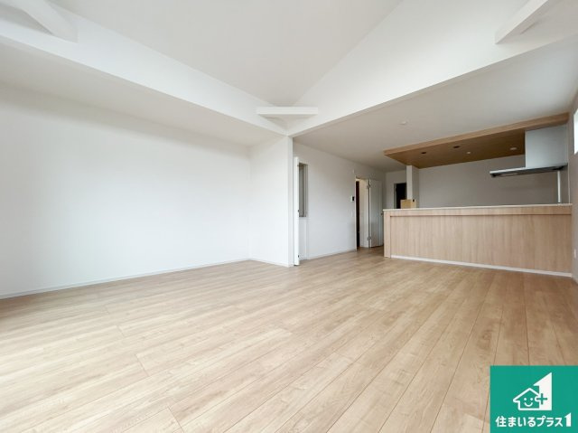 神戸市垂水区馬場通　新築一戸建ての居間・リビング|シンプルなリビングは、観葉植物等のインテリアを楽しめますね！パパ好みにも、ママ好みにも家具次第で雰囲気を変えることができます！