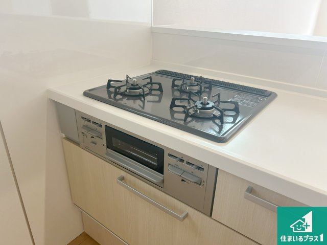 神戸市垂水区馬場通　新築一戸建ての設備|ダブル高火力Ｓｉセンサー付きコンロ！３口あるので、まとめて料理をする時も大活躍！