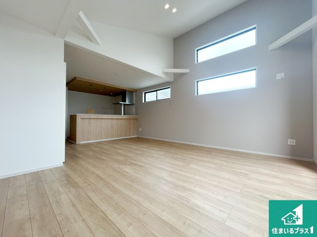 神戸市垂水区馬場通　新築一戸建ての居間・リビング|日当たり良好の明るいリビングで朝の目覚めもスッキリできそう！対面キッチンでご家族のコミュニケーションも自然と増える設計！小さなお子様が遊ぶスペースを作っても広々とくつろげるLDK！