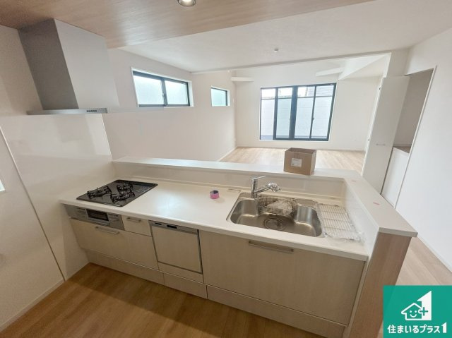 神戸市垂水区馬場通　新築一戸建てのキッチン|子供を見守りながらお料理が出来るため家族のコミュニケーションか増えます♪スペースが広く確保されている為お子様が大きくなったときは一緒に料理を楽しめます♪