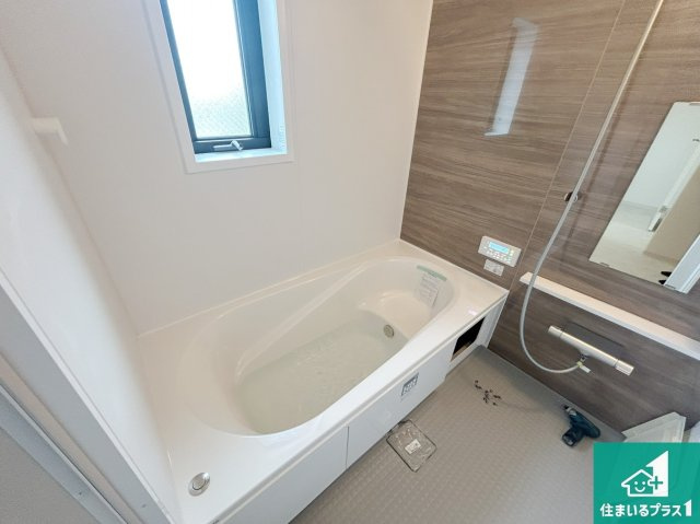 神戸市垂水区馬場通　新築一戸建ての浴室|足をゆったり伸ばして寛げる浴槽です。窓が設けられていますので差し込む光が明るく穏やかな雰囲気にしてくれます♪浴室乾燥機も設置しているので、雨の日の洗濯物も安心です♪