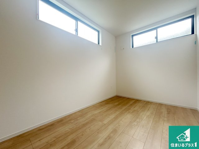 神戸市垂水区馬場通　新築一戸建ての洋室|寝室は心地よい眠りについてもらいたくて、シンプルかつ開放的な空間な設計にしています！大きな窓から差し込む日が心地いいです♪