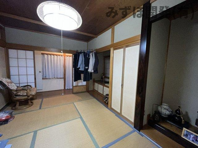 山形市印役町5丁目の居間・リビング|来客時にも便利な和室付き