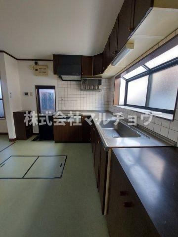 青葉台戸建ての居間・リビング|こちらの居間で趣味の時間をお楽しみください