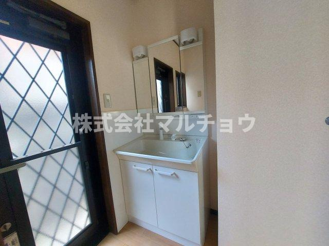 青葉台戸建ての独立洗面台|朝の支度にも助かる、独立の洗髪洗面化粧台