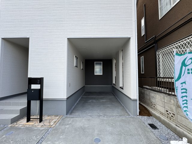 三郷市戸ケ崎１丁目新築戸建【戸ヶ崎小学校：10分】の駐車場|駐車スペース・愛車に優しいビルトインガレージ