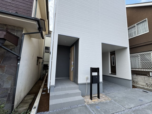 三郷市戸ケ崎１丁目新築戸建【戸ヶ崎小学校：10分】のエントランス|エントランス・玄関ポーチ