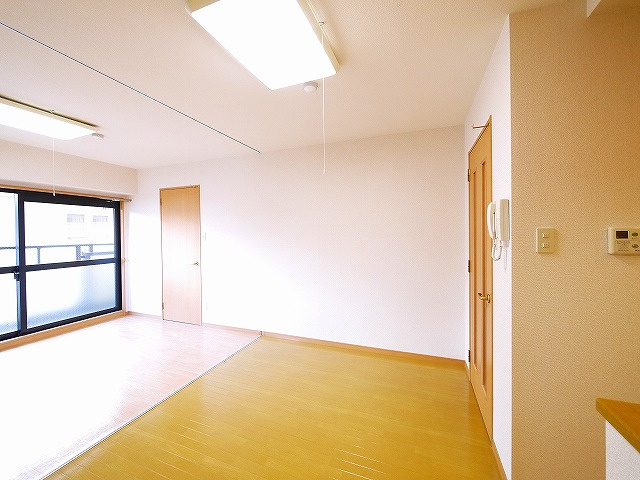 アンソレイエ　（前裁町）の居間・リビング|こちらの居間で趣味の時間をお楽しみください