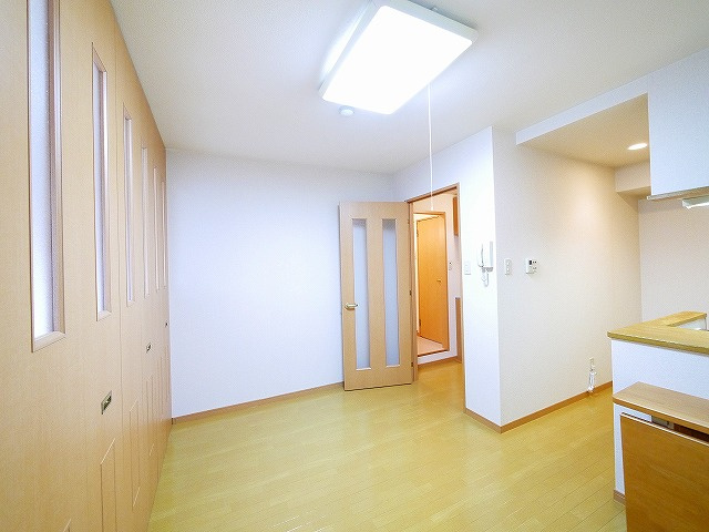 アンソレイエ　（前裁町）の居間・リビング|ゆったりとした居間です