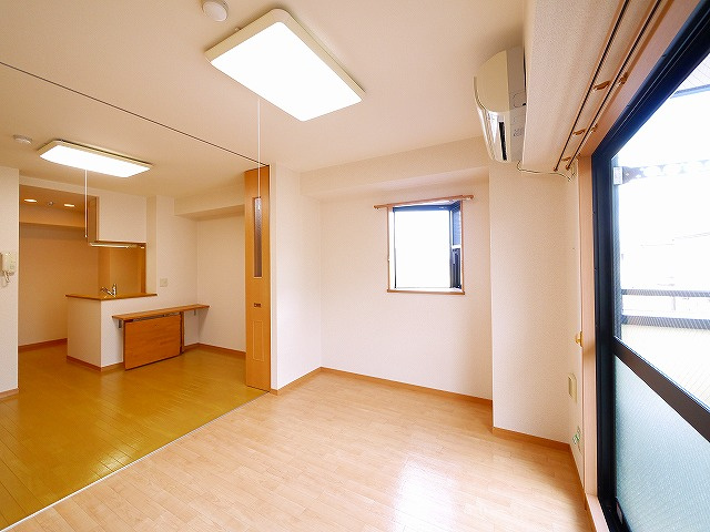 アンソレイエ　（前裁町）の洋室|ゆったりした洋室です