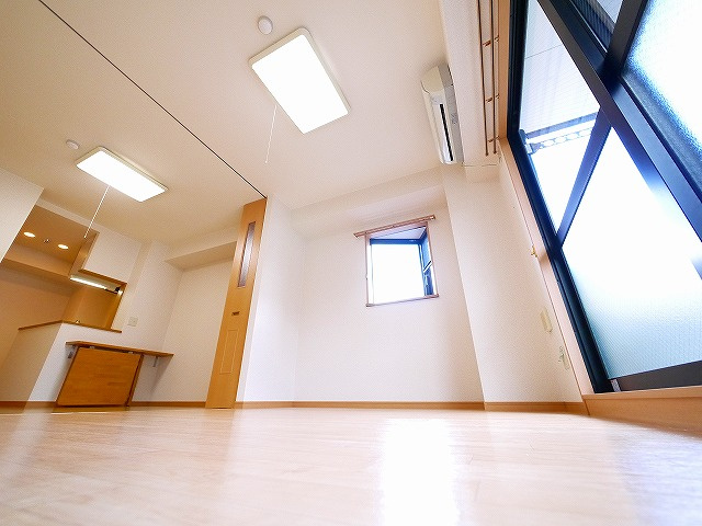 アンソレイエ　（前裁町）の居間・リビング|窓