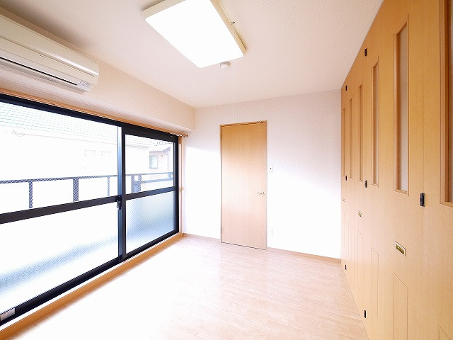 アンソレイエ　（前裁町）の洋室|落ち着いた色調の洋室です