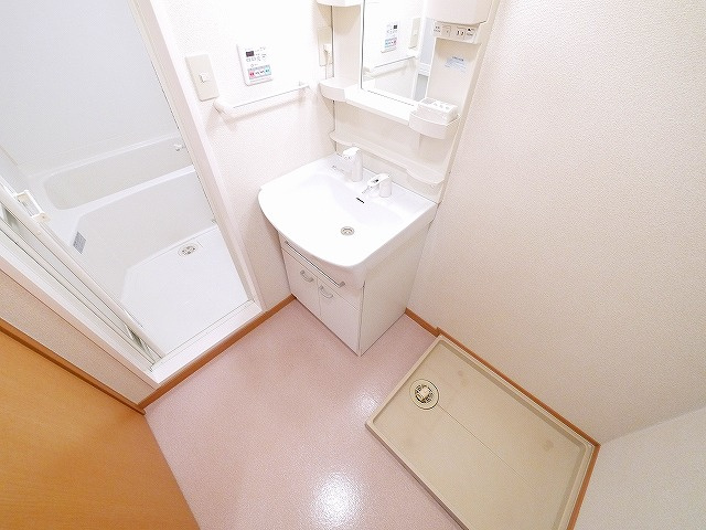 アンソレイエ　（前裁町）の洗面所|明るい洗面所です