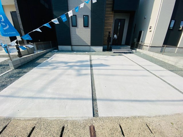 よかタウン／東区佐土原１丁目１期／４号棟の駐車場|駐車場は平置きで２台可能