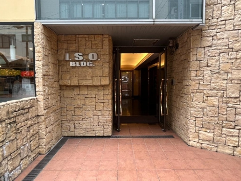 ISOビルのエントランス|ゆとりのあるエントランスです