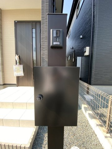 よかタウン／東区佐土原１丁目１期／５号棟のエントランス|メールボックスとモニターインターホン