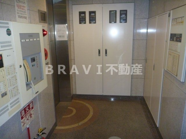 CITY SPIRE堺筋本町　BRAVI不動産のエントランス|【リトルリバー本町橋】落ち着いたエントランスです