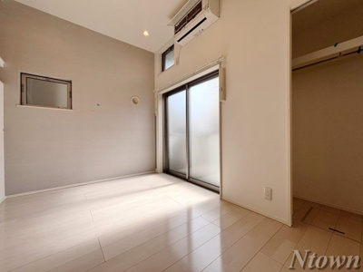 【居間・リビング】 | クレール城西 | こちらの居間で趣味の時間をお楽しみください