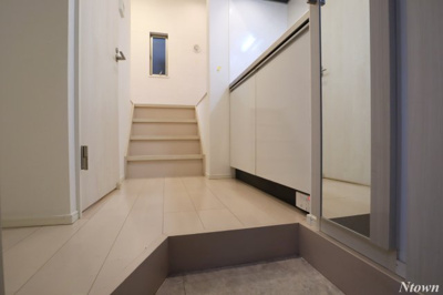 【玄関】 | ハーモニーテラス志賀町Ⅲ | ゆったりとした玄関です