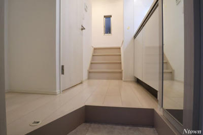 【玄関】 | ハーモニーテラス志賀町Ⅲ | 収納もある玄関です