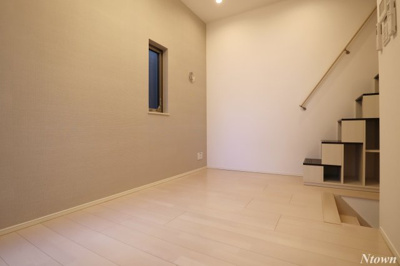 【居間・リビング】 | ハーモニーテラス志賀町Ⅲ | こちらのリビングで趣味の時間をお楽しみください