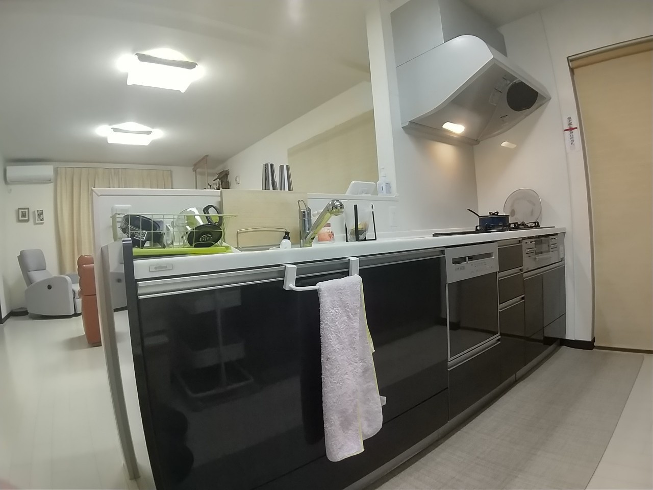 文苑4丁目　中古住宅のキッチン|食洗機付き！背面収納も完備されています