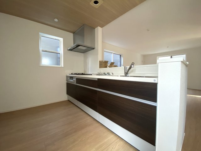 佐伯区藤垂園　№35145のキッチン|カウンターキッチンでリビングを見渡せます。