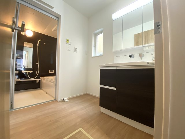 佐伯区藤垂園　№35145の独立洗面台|3面鏡付きで裏の収納も便利です。