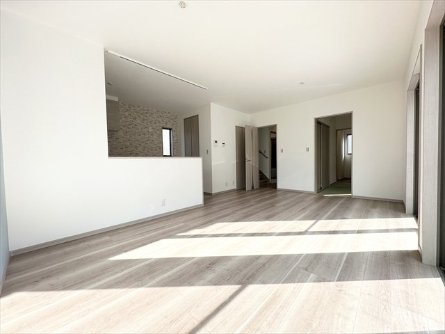 【居間・リビング】 | 新築一戸建て「南足柄市狩野」 | 明るい光が差し込むリビング