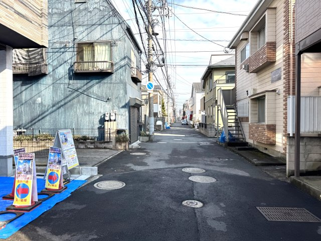 市川市東大和田１丁目新築戸建【稲荷木小学校：8分】の前面道路含む現地写真|南東側前面道路
