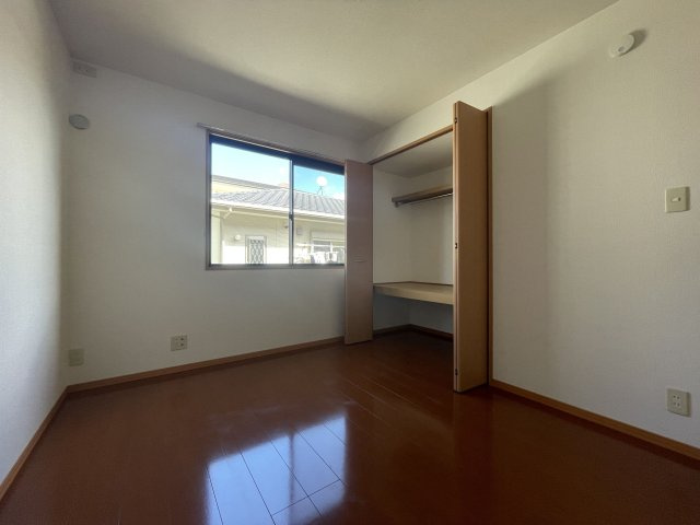 ファミールコートの寝室|風通しも良い寝室です☆