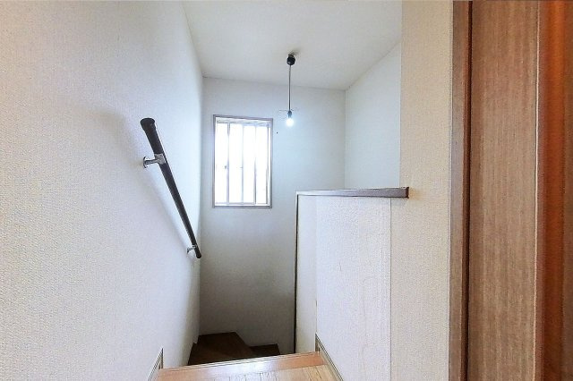 【その他】 | 糸島市前原南２丁目　戸建て | 階段の踊り場は採光窓から明るい日差しがはいります