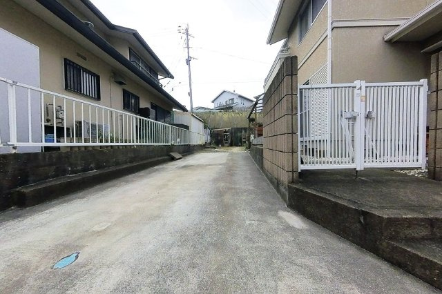 【駐車場】 | 糸島市前原南２丁目　戸建て | 駐車場は縦列で2台分のスペースがあります。直接お庭に乗り入れることもでき、そうすればもっと停められます