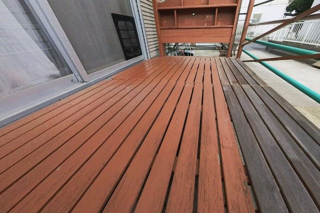 【バルコニー】 | 糸島市前原南２丁目　戸建て | お庭にはウッドデッキがあり、ゆったりとくつろぐことができます