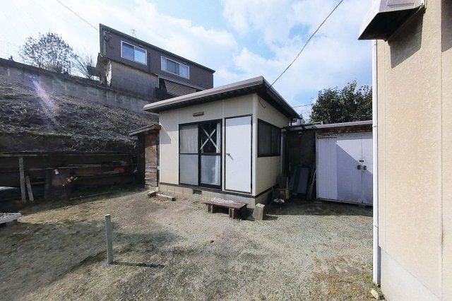 【収納】 | 糸島市前原南２丁目　戸建て | 敷地の北側には物置や4畳半程度のプレハブ小屋もあり、お勉強部屋や趣味部屋などとしての用途もありそうです