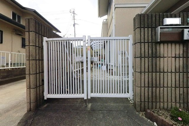 【玄関】 | 糸島市前原南２丁目　戸建て | 門扉は駐車場横にあります
