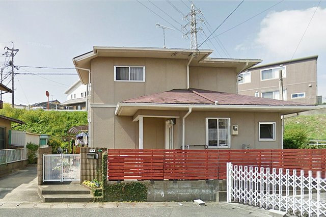 【外観】 | 糸島市前原南２丁目　戸建て | 耐震性・耐久性に優れた軽量鉄骨造の2階建て4LDKです。駅まで徒歩約9分、徒歩10分圏内に生活利便施設が充実しており、とても暮らしやすい立地です