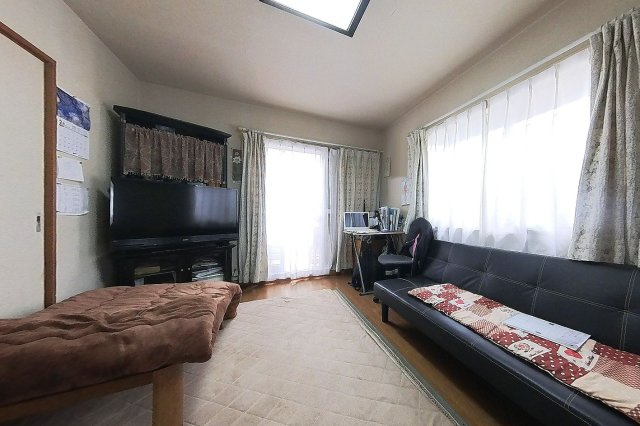 【居間・リビング】 | 糸島市前原南２丁目　戸建て | リビング・ダイニングは嬉しい二面採光で明るい陽射しが射し込みます。キッチンはリビングダイニングとは独立したスペースの為、来客時も安心ですね