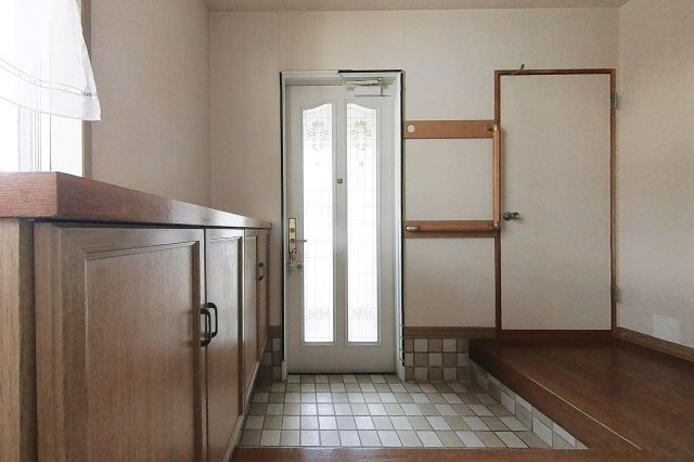 【玄関】 | 糸島市前原南２丁目　戸建て | 玄関には窓があり、さらに光が差し込む採光タイプの玄関ドアで、玄関スペースは明るく保たれています