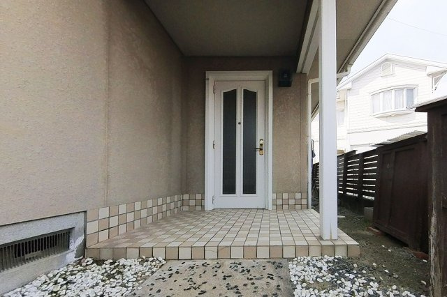 【玄関】 | 糸島市前原南２丁目　戸建て | 玄関周りは広くて使いやすそうです。屋根があるのも嬉しいですね