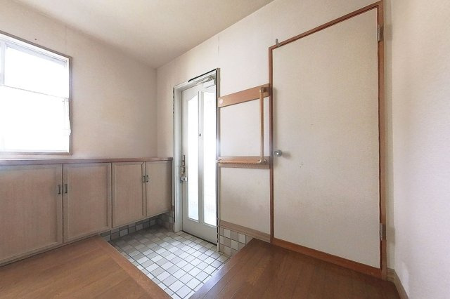 【玄関】 | 糸島市前原南２丁目　戸建て | 収納力に優れた玄関でいつでも片付いた状態でお客様を迎えられます