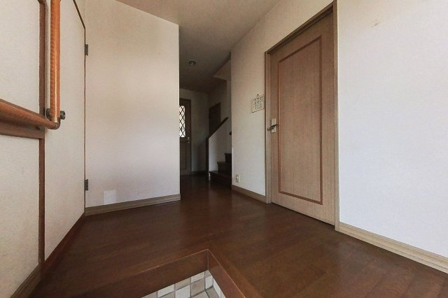 【内装】 | 糸島市前原南２丁目　戸建て | 玄関正面に洗面所があるのでただいま手洗いがしやすいですね