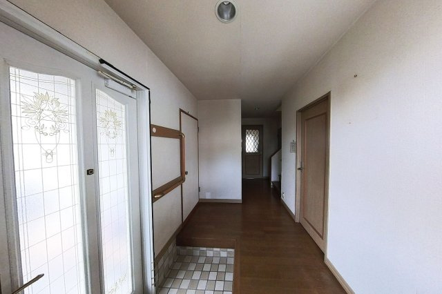 【内装】 | 糸島市前原南２丁目　戸建て | 奥へ真っ直ぐ行くとリビング・キッチンへ繋がっていますが、その手前に和室の入り口があるので客間としても使いやすいです