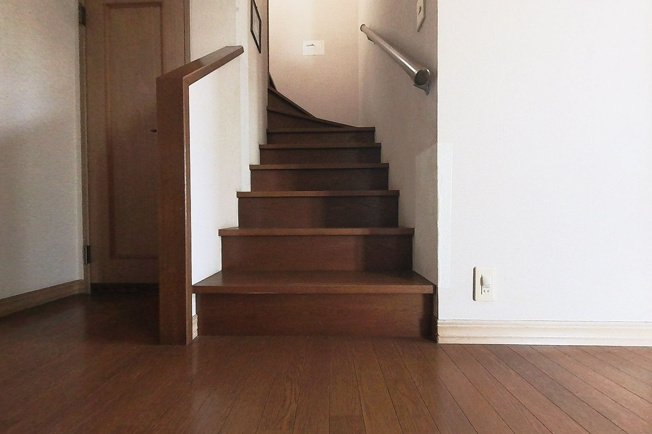 【内装】 | 糸島市前原南２丁目　戸建て | 階段は手すり完備で安全面に配慮されています