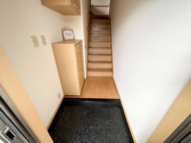 ＡＮＤ　ＯＮＥ　西棟の玄関|玄関