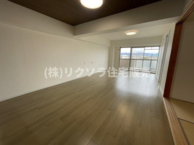 香里ヶ丘グランドハイツの居間・リビング|LDK17.1帖　南向き
■物件内覧・資金計画相談・住宅ローン相談、リフォーム相談、お問合せ受付中■
※当日・翌日のご内覧、ご相談はお電話でのお問合せがスムーズです！